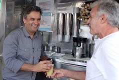 Nas ruas de Presidente Prudente, Aécio conversa com moradores e toma caldo de cana
