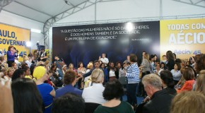 Mulheres pedem mudança com Aécio Neves em evento na capital paulista