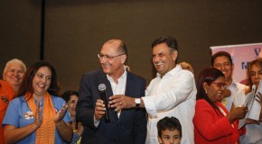 Alckmin e Aécio reunidos com mulheres operárias em SP
