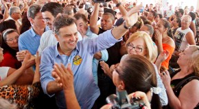 Aécio defende mudança na direção correta