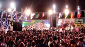 Movimento #VemPraRuadia22 pró-Aécio Neves reuniu multidão no Largo da Batata, em SP