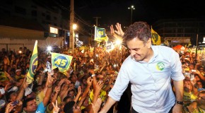 “Está nas mãos dos homens e mulheres de bem mudar o Brasil”, diz Aécio Neves