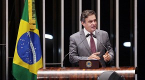 Aécio diz que terá compromisso com liberdade, democracia e transparência