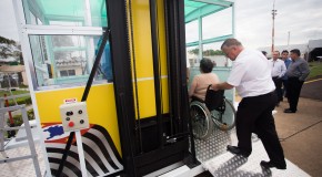 Ambulifts garantem mobilidade às pessoas com deficiência nos aeroportos de SP