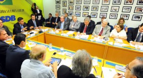 Aécio anuncia apoio do PSDB às manifestações do dia 15