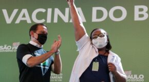 Primeira vacinada do Brasil é enfermeira no Emílio Ribas