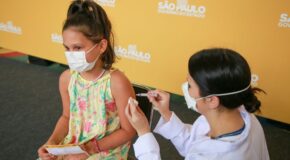 Vacinação infantil acelerada contra Covid-19 poderia prevenir 3 mil mortes, dizem pesquisadores